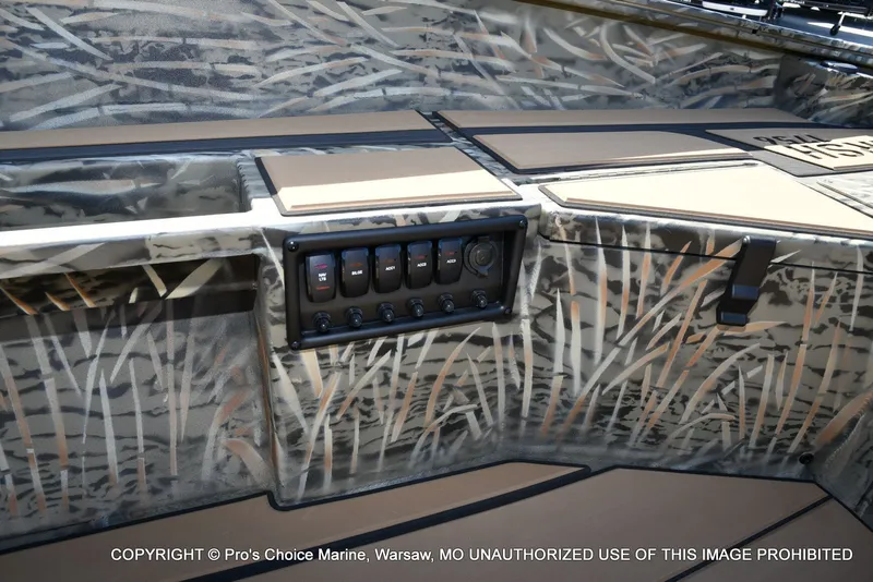 Slide: The Image of Tracker Grizzly 1756 T Marsh w/60HP Tiller 2026 - 24