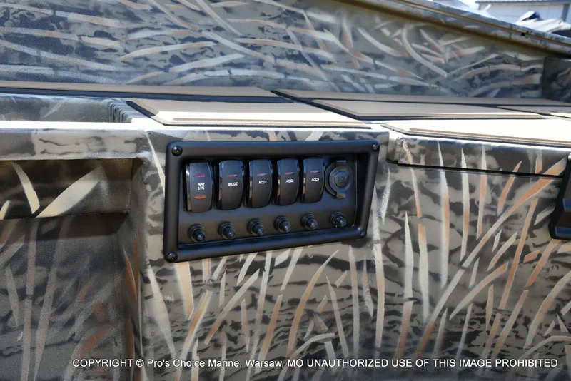 Slide: The Image of Tracker Grizzly 1756 T Marsh w/60HP Tiller 2026 - 25