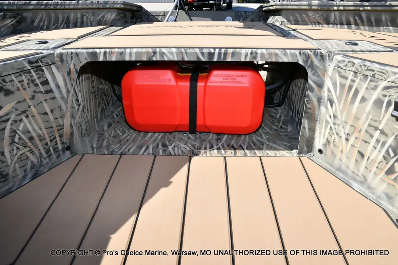 Slide: The Image of Tracker Grizzly 1756 T Marsh w/60HP Tiller 2026 - 28