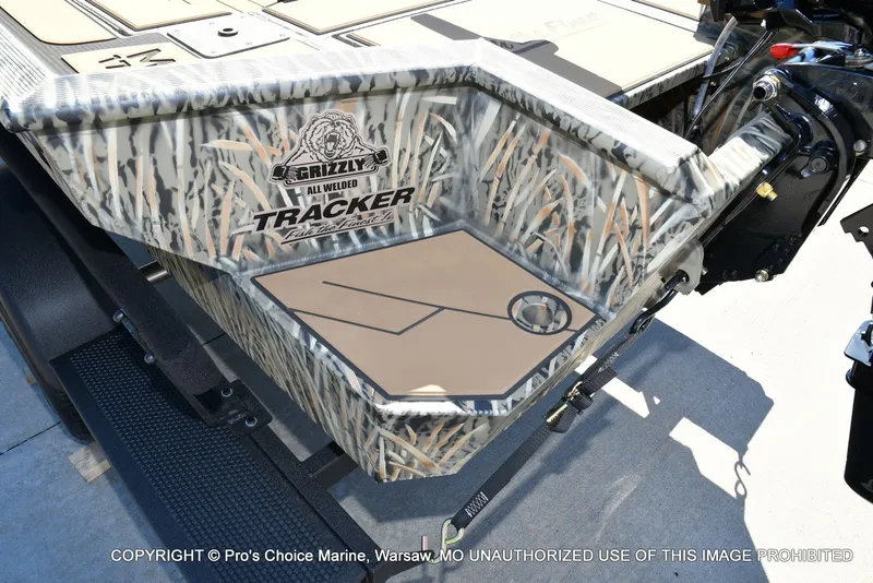 Slide: The Image of Tracker Grizzly 1756 T Marsh w/60HP Tiller 2026 - 36