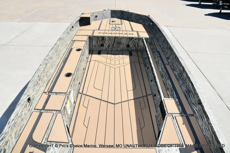 Slide: The Image of Tracker Grizzly 1756 T Marsh w/60HP Tiller 2026 - 49