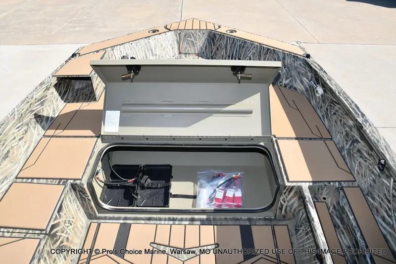 Slide: The Image of Tracker Grizzly 1756 T Marsh w/60HP Tiller 2026 - 56