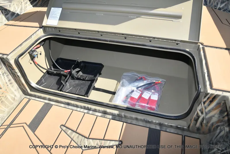 Slide: The Image of Tracker Grizzly 1756 T Marsh w/60HP Tiller 2026 - 57