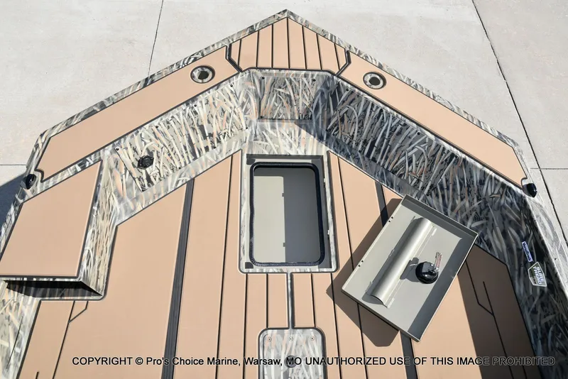 Slide: The Image of Tracker Grizzly 1756 T Marsh w/60HP Tiller 2026 - 60