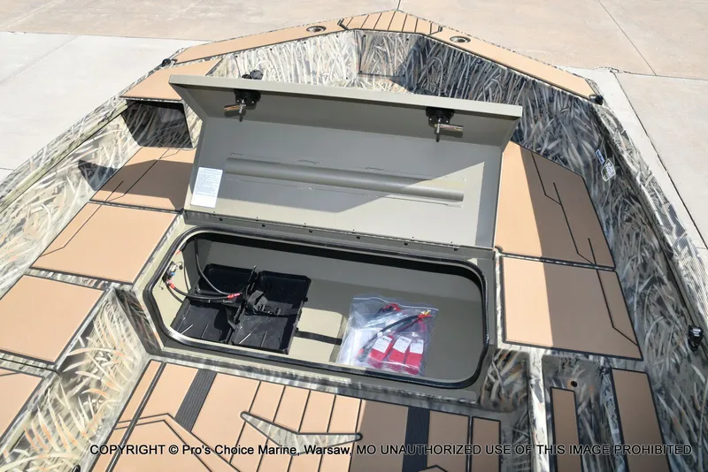 Slide: The Image of Tracker Grizzly 1756 T Marsh w/60HP Tiller 2026 - 9