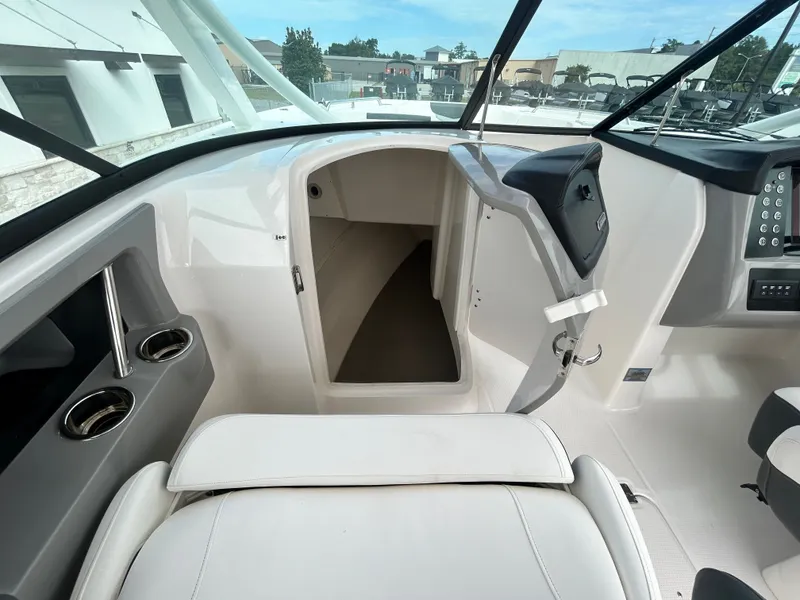 Slide: The Image of Robalo R317 Dual Console 2025 - 18