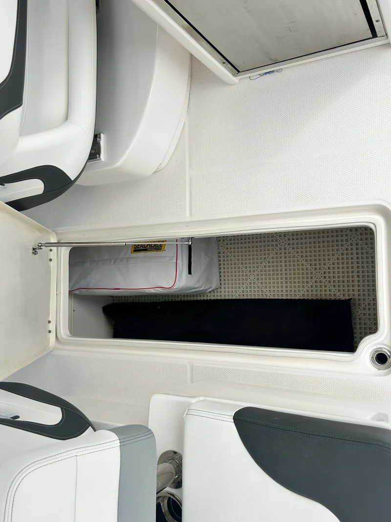 Slide: The Image of Robalo R317 Dual Console 2025 - 27