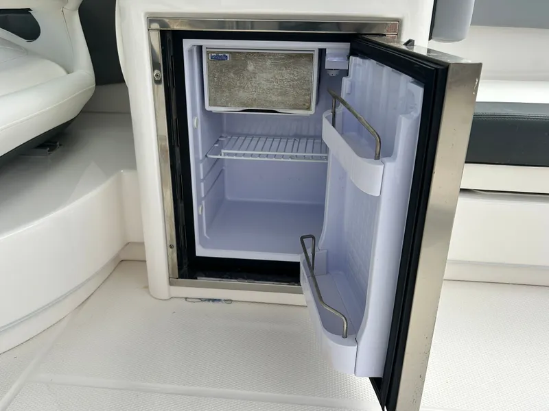 Slide: The Image of Robalo R317 Dual Console 2025 - 28