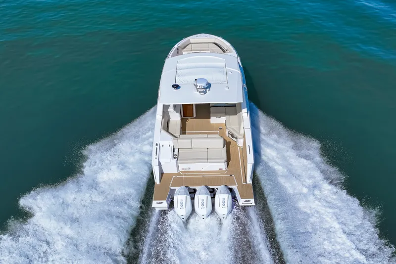 Slide: The Image of Cruisers 38 GLS Outboard 2026 - 35