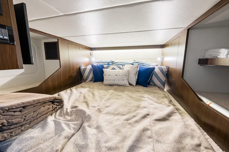 Slide: The Image of Cruisers 38 GLS Outboard 2026 - 79