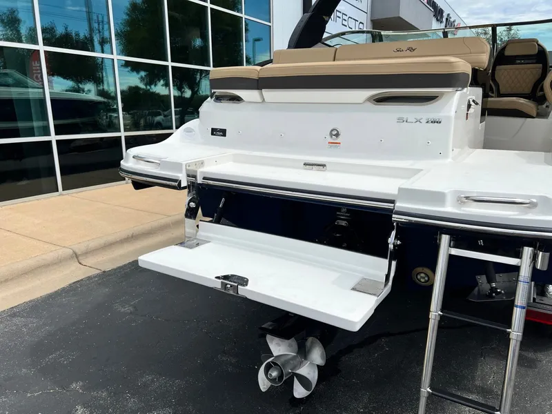 Slide: The Image of Sea Ray SLX 260 2026 - 10