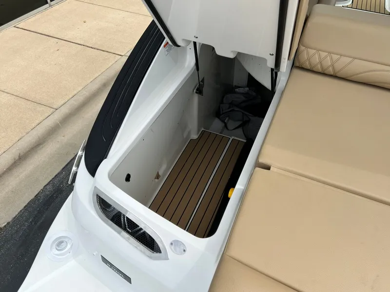 Slide: The Image of Sea Ray SLX 260 2026 - 13