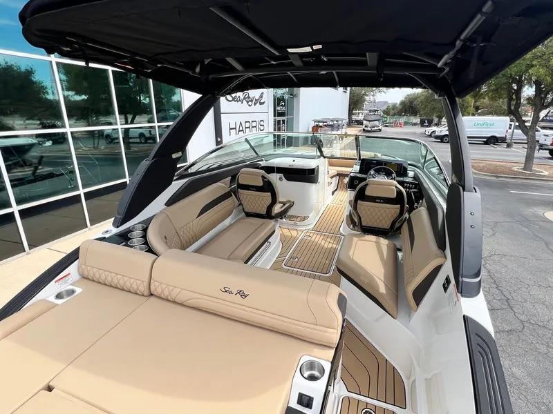 Slide: The Image of Sea Ray SLX 260 2026 - 15