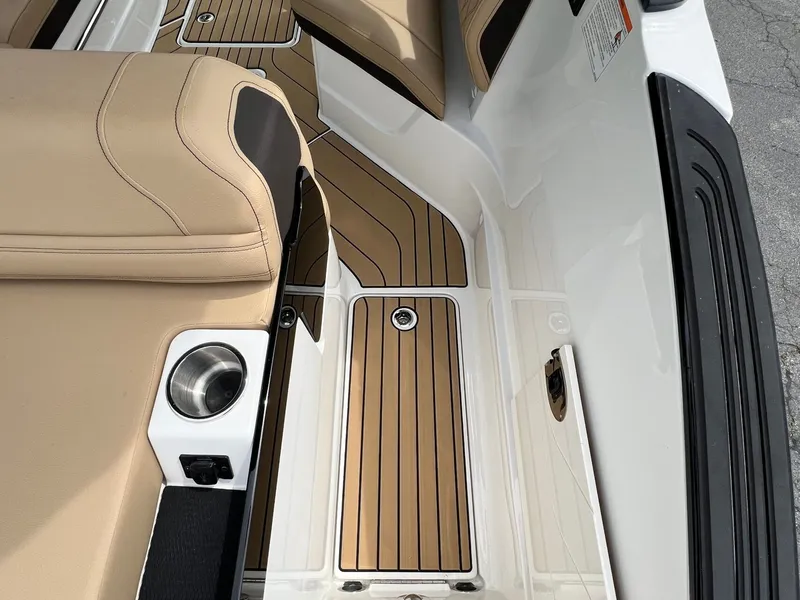 Slide: The Image of Sea Ray SLX 260 2026 - 16