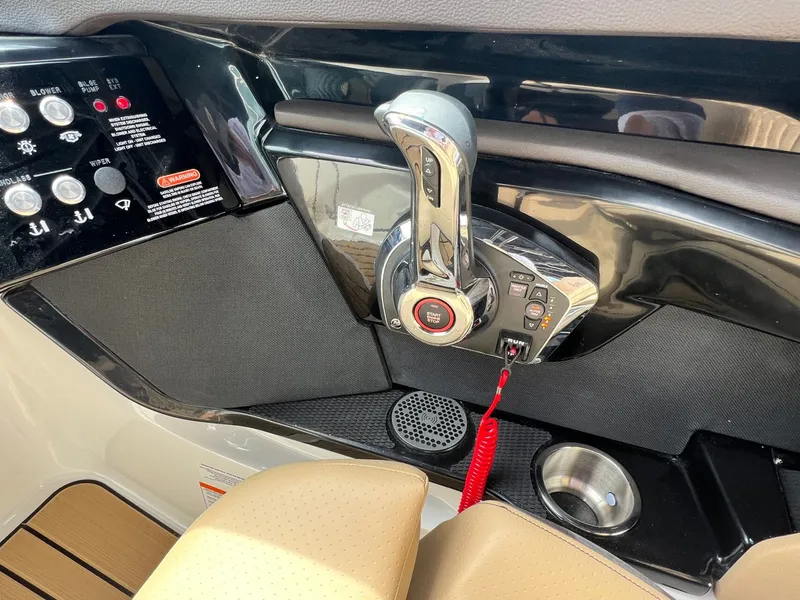 Slide: The Image of Sea Ray SLX 260 2026 - 25