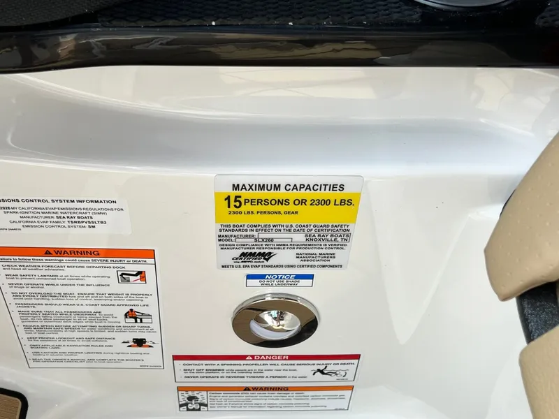 Slide: The Image of Sea Ray SLX 260 2026 - 26