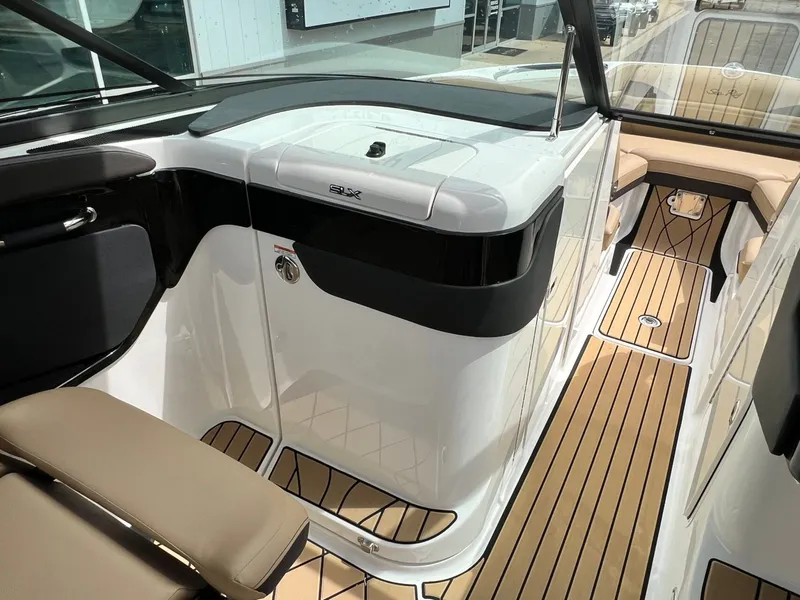 Slide: The Image of Sea Ray SLX 260 2026 - 27