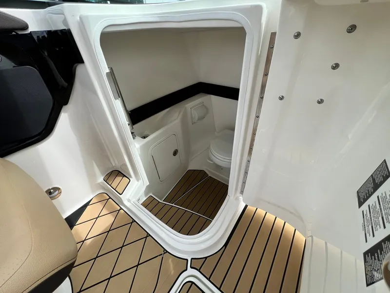 Slide: The Image of Sea Ray SLX 260 2026 - 28