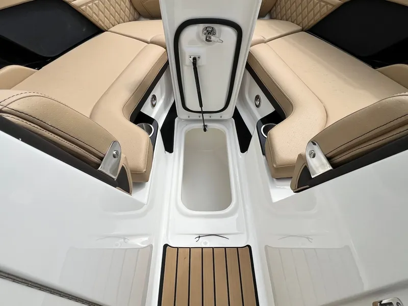 Slide: The Image of Sea Ray SLX 260 2026 - 30