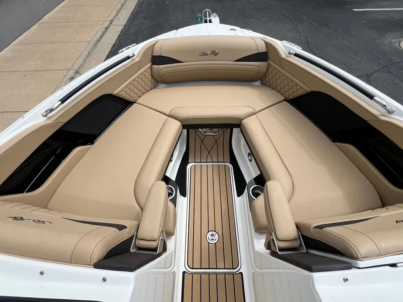 Slide: The Image of Sea Ray SLX 260 2026 - 31