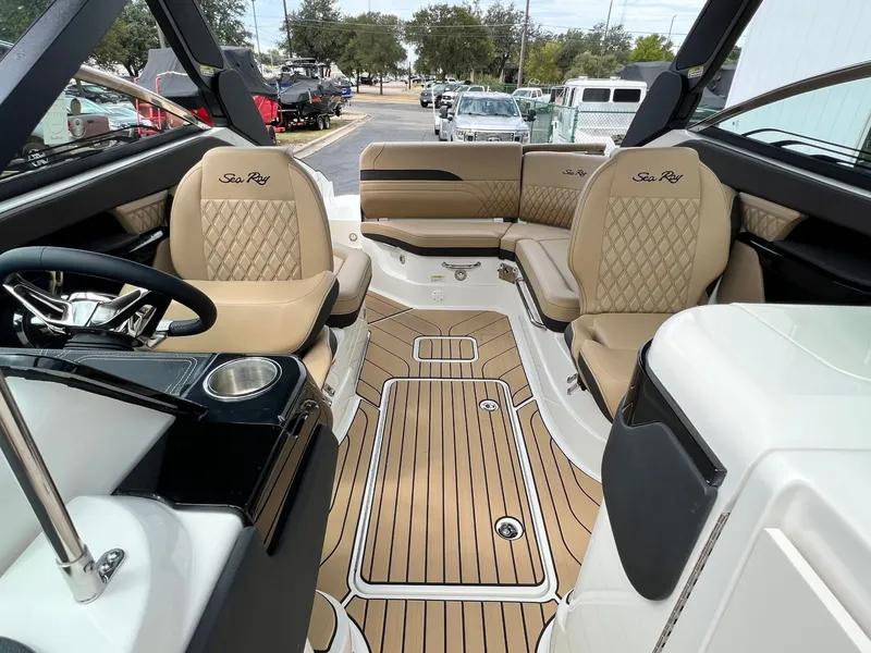Slide: The Image of Sea Ray SLX 260 2026 - 32