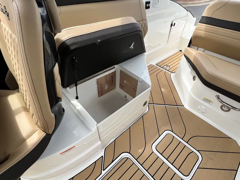 Slide: The Image of Sea Ray SLX 260 2026 - 37