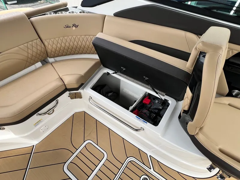 Slide: The Image of Sea Ray SLX 260 2026 - 38