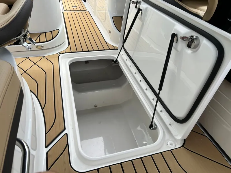 Slide: The Image of Sea Ray SLX 260 2026 - 39