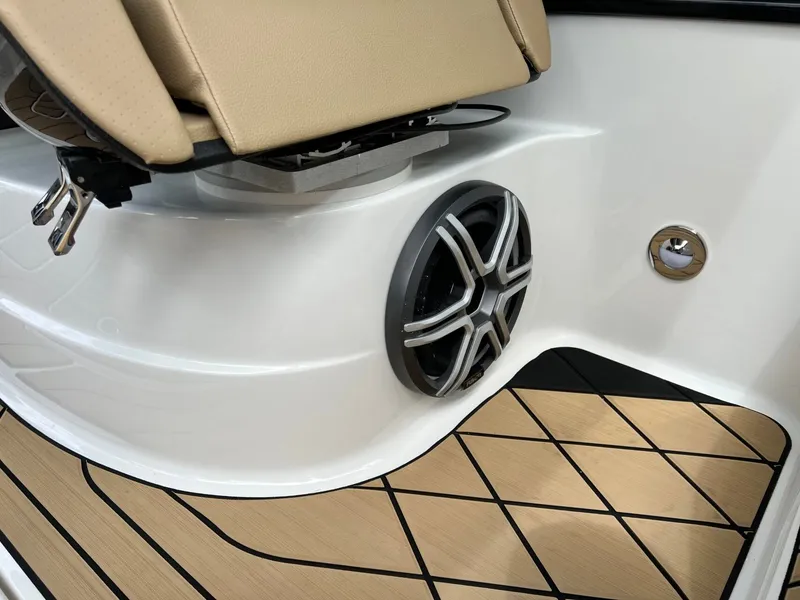 Slide: The Image of Sea Ray SLX 260 2026 - 40