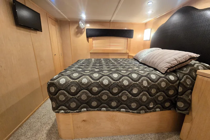 Slide: The Image of Luxurious bedroom interior in 2013 Thoroughbred model, featuring cozy bed and modern decor. - 41