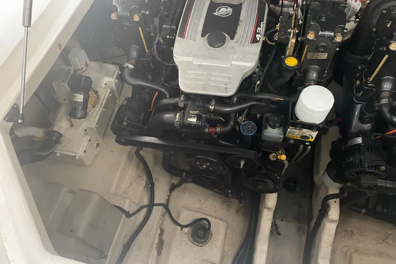 Slide: The Image of Engine compartment of a 2006 Sea Ray Sundancer 280 boat. - 10