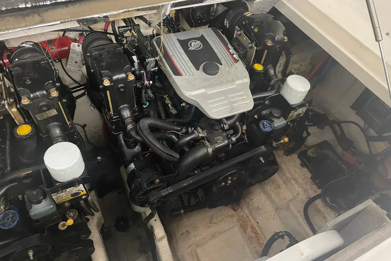 Slide: The Image of Engine compartment of a 2006 Sea Ray Sundancer 280 boat. - 11