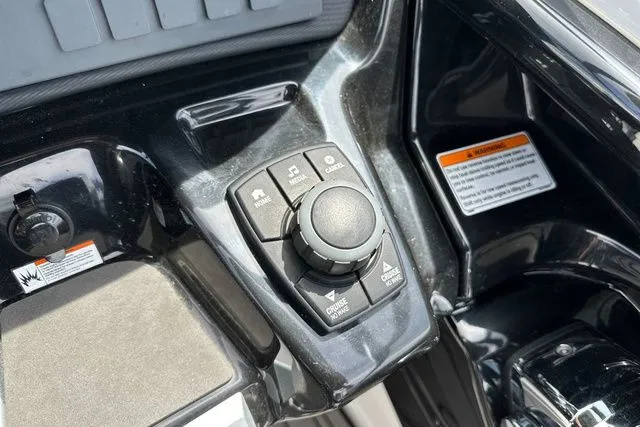 Slide: The Image of Yamaha E SERIES 2017 - 17