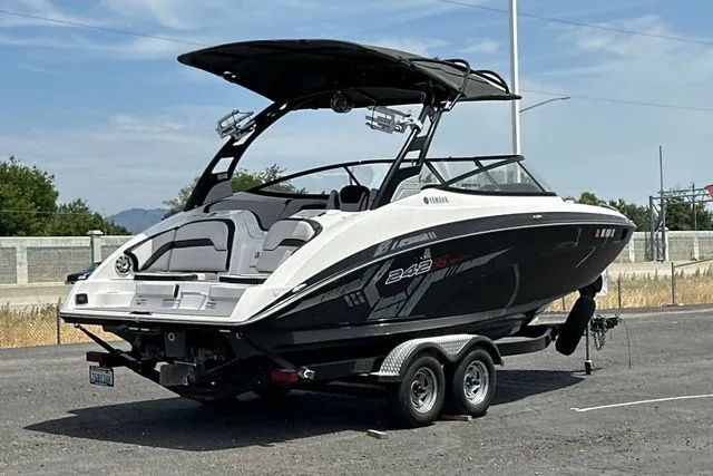 Slide: The Image of Yamaha E SERIES 2017 - 18