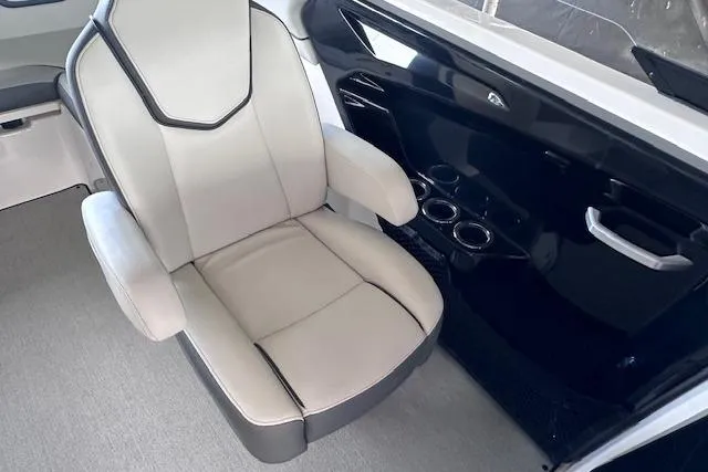 Slide: The Image of 2022 Yamaha Boats AR250 interior with a sleek, modern captain's chair and cup holders. - 15