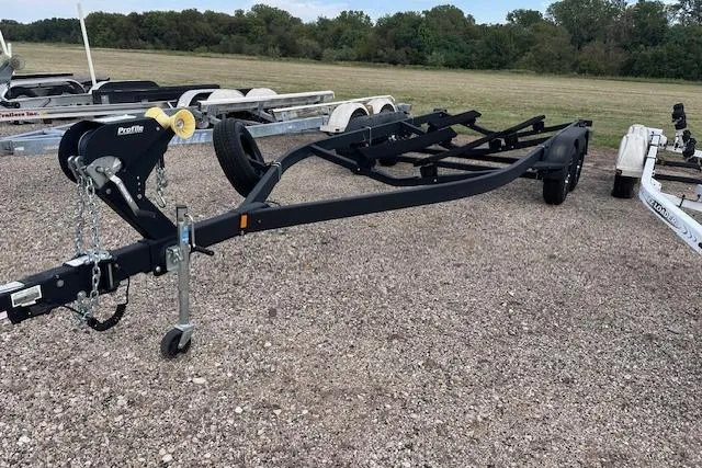 Slide: The Image of Trailer for 2022 Yamaha Boats AR250 on gravel lot, surrounded by greenery. - 35