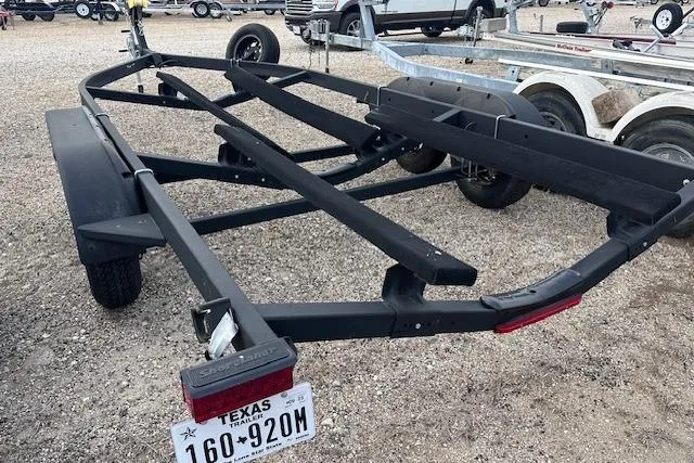 Slide: The Image of Trailer for 2022 Yamaha Boats AR250, parked on gravel with Texas license plate. - 40