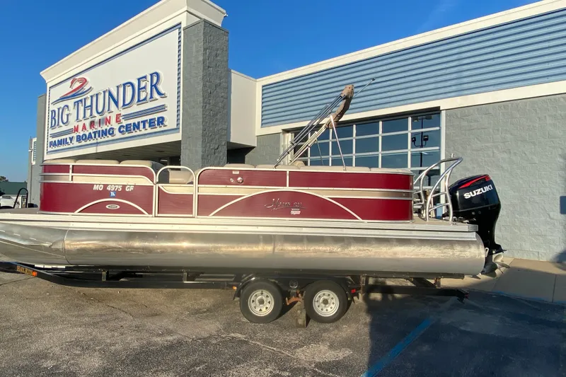 Slide: The Image of 2018 Hampton 2485 SE pontoon boat at Big Thunder Marine dealership. - 27
