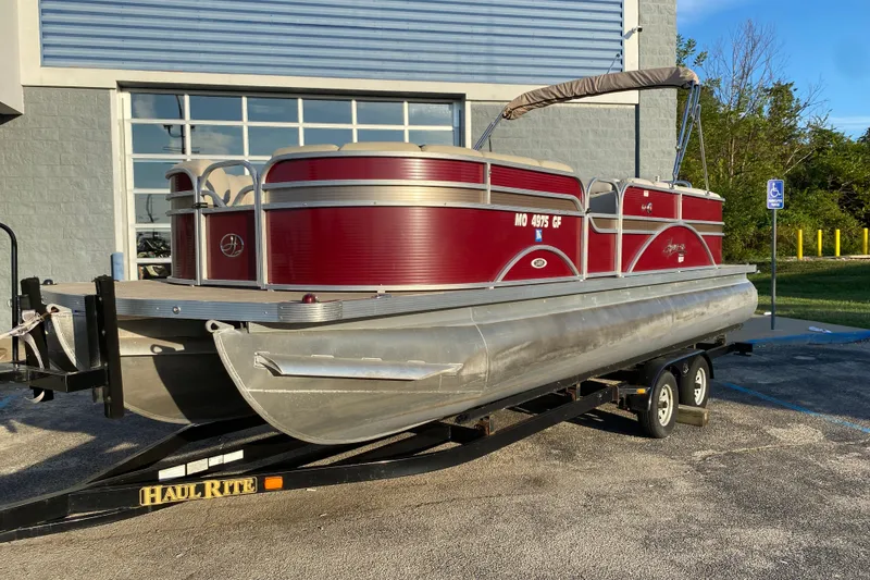Slide: The Image of 2018 Hampton 2485 SE pontoon boat on trailer, parked outdoors. - 28