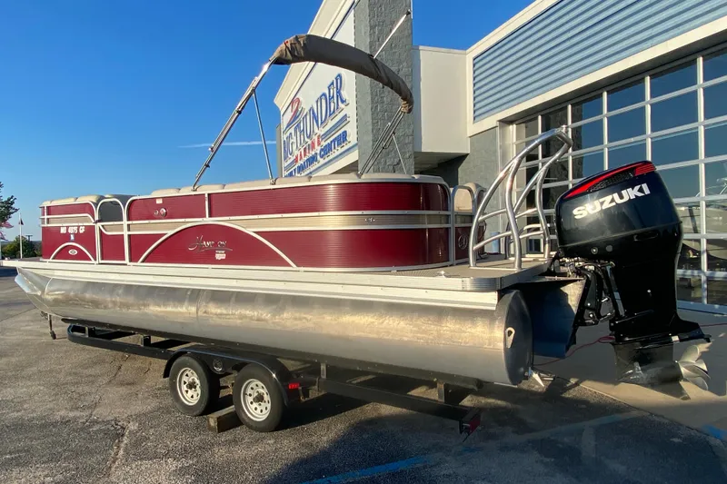 Slide: The Image of 2018 Hampton 2485 SE pontoon boat with Suzuki outboard motor on trailer. - 29
