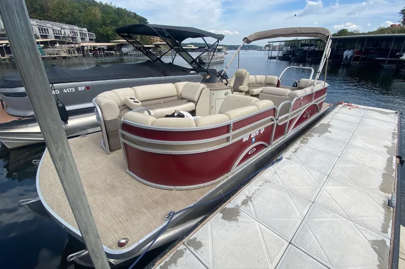 Slide: The Image of 2018 Hampton 2485 SE pontoon boat docked on a sunny day. - 31