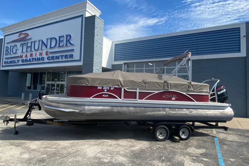 Slide: The Image of 2018 Hampton 2485 SE pontoon boat at Big Thunder Marine dealership. - 33
