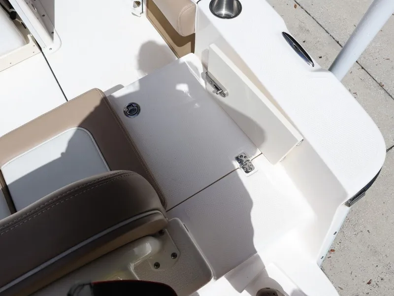 Slide: The Image of Sea Born LX24 Center Console 2024 - 11