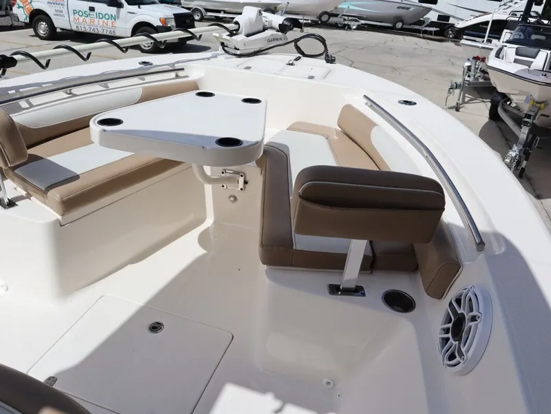 Slide: The Image of Sea Born LX24 Center Console 2024 - 16