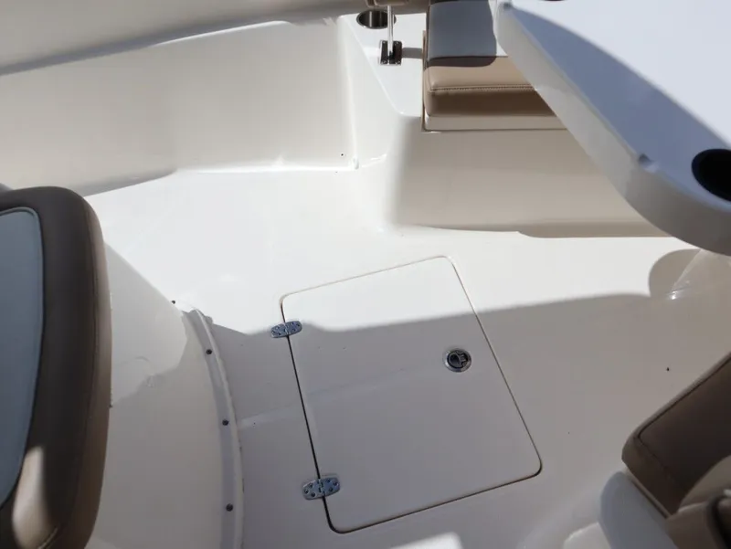 Slide: The Image of Sea Born LX24 Center Console 2024 - 18