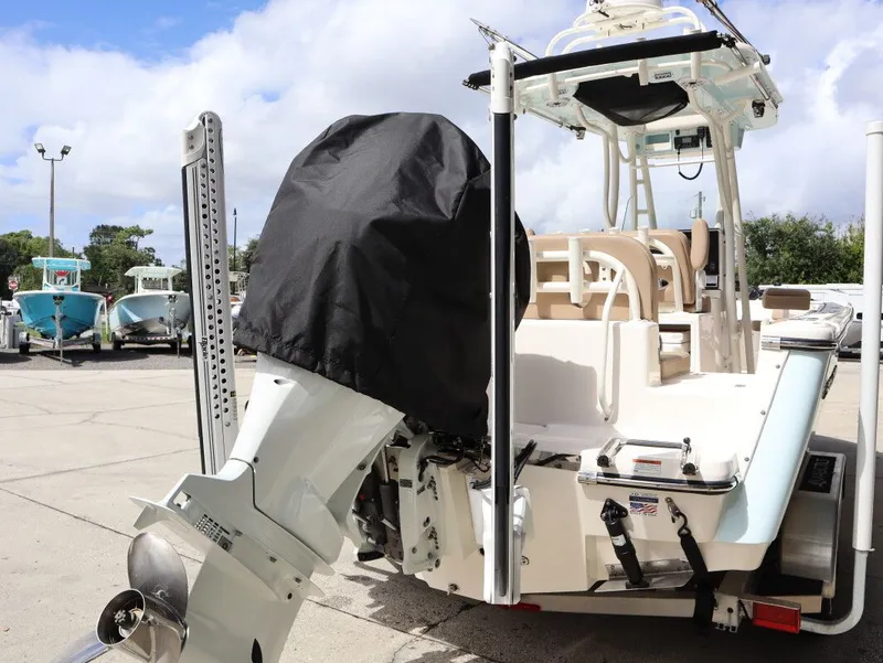 Slide: The Image of Sea Born LX24 Center Console 2024 - 6