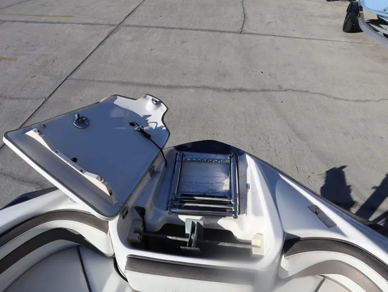 Slide: The Image of Yamaha 242 LTD 2016 - 19