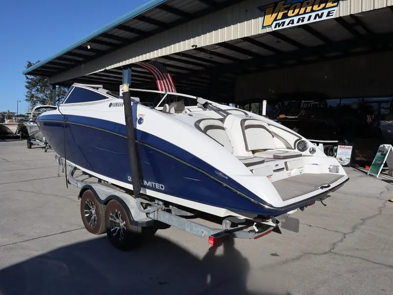 Slide: The Image of Yamaha 242 LTD 2016 - 6