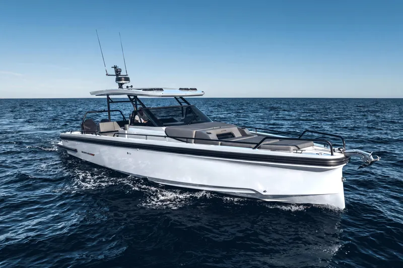 The Image of Ein elegantes, modernes Motorboot fährt auf ruhigem Wasser unter klarem Himmel. - 0