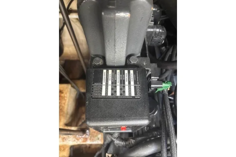 Slide: The Image of Engine component of 2000 Larson Cabrio 330 Mid Cabin boat, showing model specifications. - 39